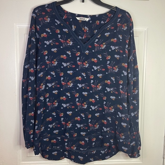 Mountain Khakis Tops - Mountain khaki floral v neck long‎ sleeve top.